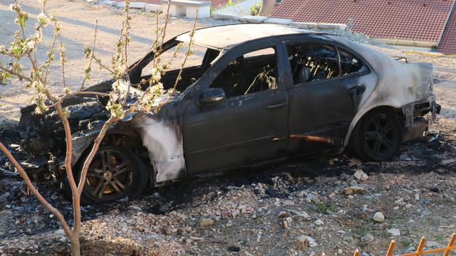 Sumnja se na podmetanje: U Splitu izgorjela tri automobila