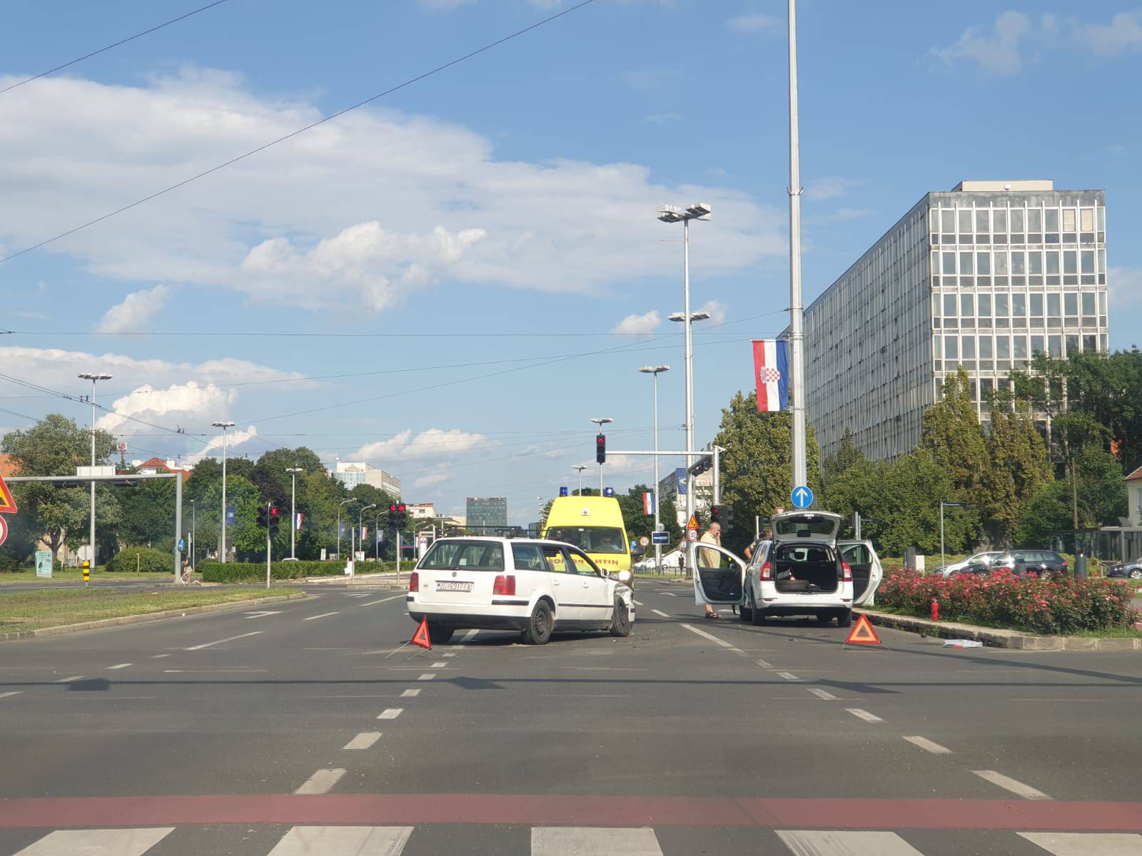 Sudarila se dva automobila u Zagrebu, očevid je u tijeku