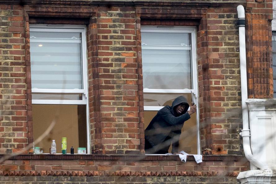 ?ovjek maše nožem s prozora u Lewishamu, policija na terenu