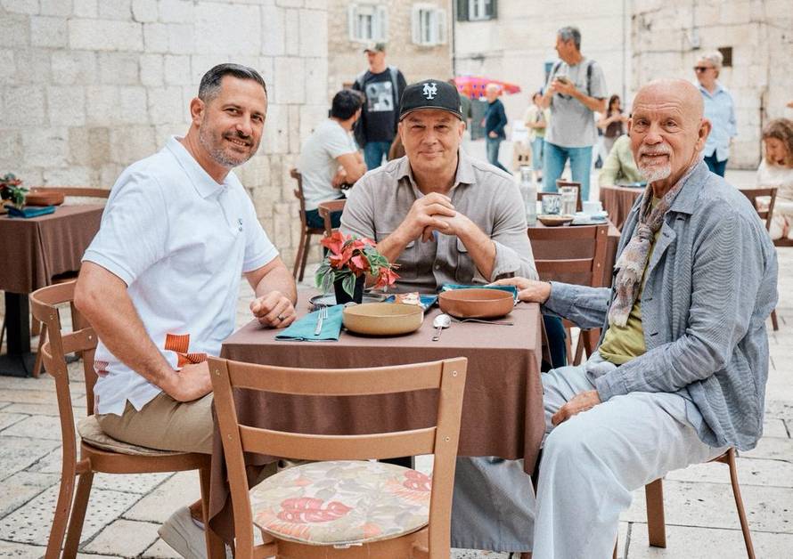 John Malkovich glavni akter u promo spotu HTZ-a: S Glavinom pije kavu, on mu priča o fjaki...