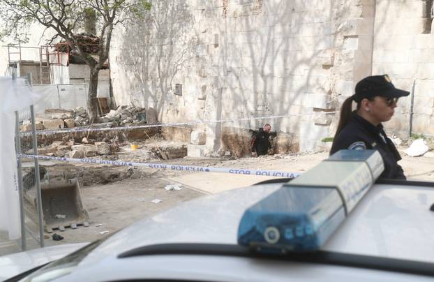 Split: Na radnika pala kamena gromada te ga priklještila, prevezen je u bolnicu