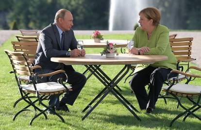 Angla Merkel pokušava smiriti napetosti Putina i Porošenka
