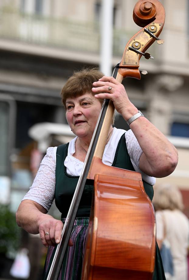 Zagreb: Folklorna skupina iz Austrije zabavljala prolaznike na glavnom gradskom Trgu