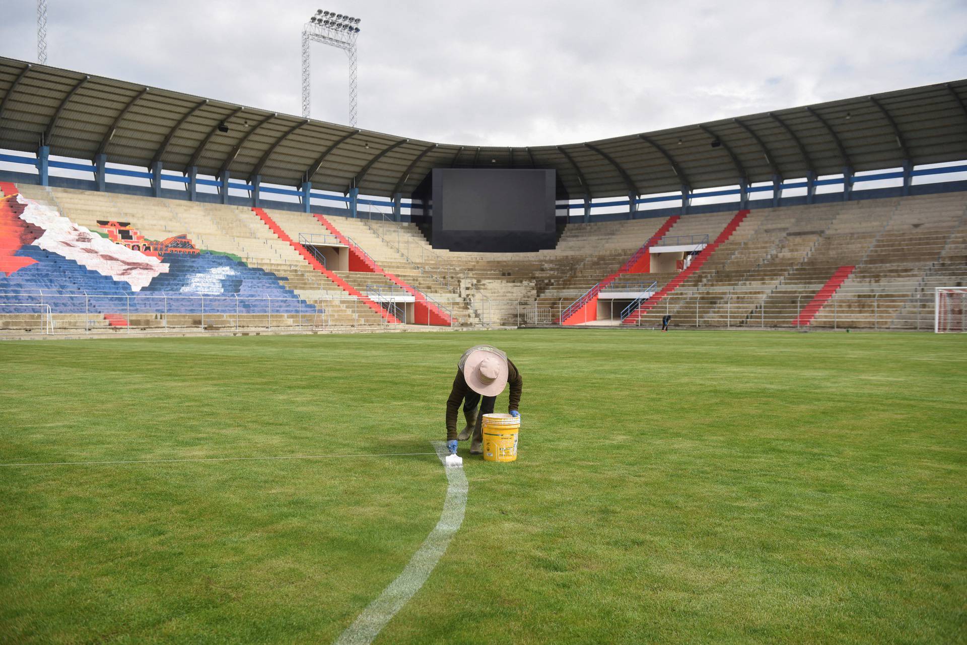 The Villa Ingenio stadium, at 4,150 meters above sea level, seeks approval to host international matches, in El Alto