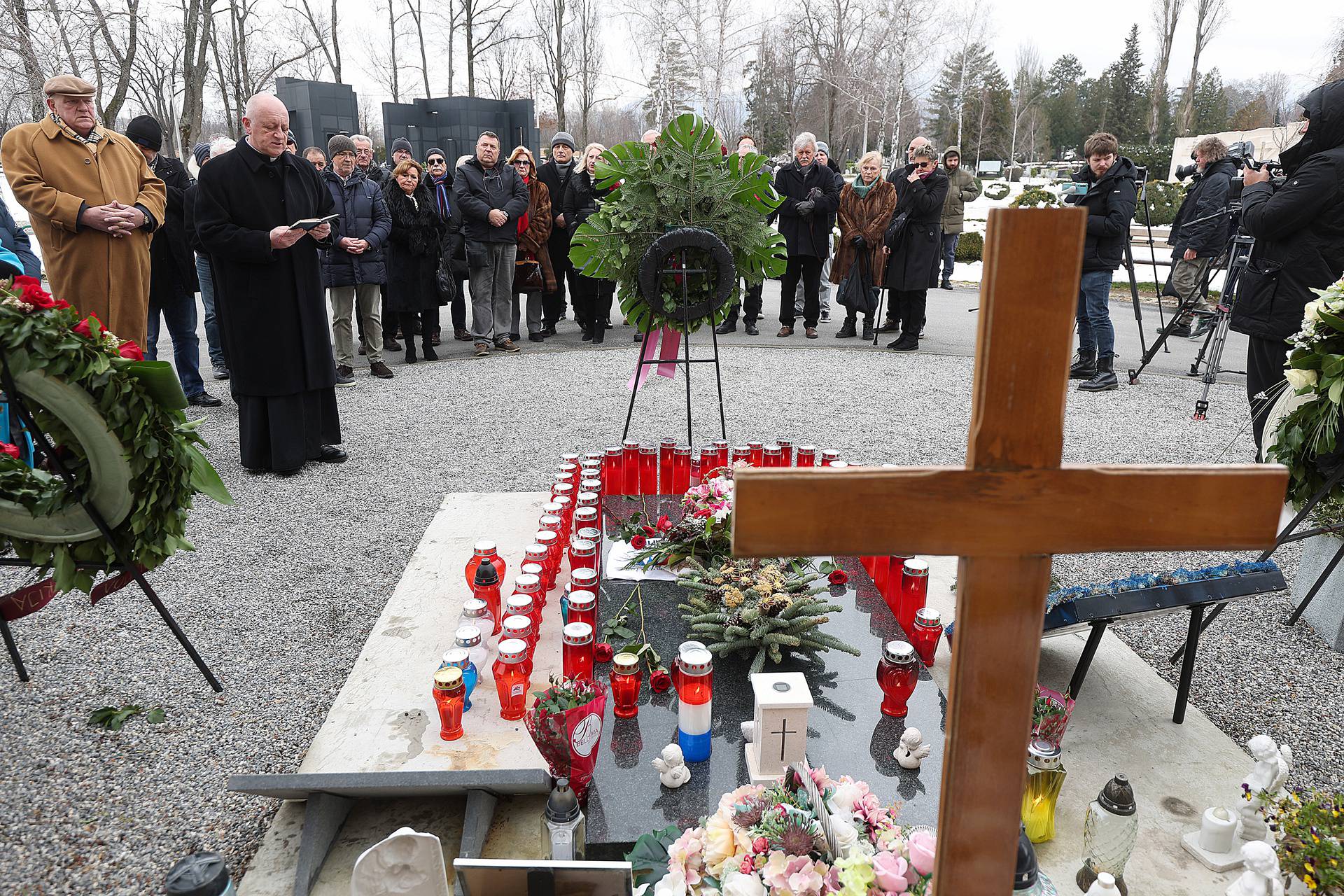 Zagreb: Na drugu godišnjicu smrti Milana Bandića na grob položeni vijenci i upaljene svijeće
