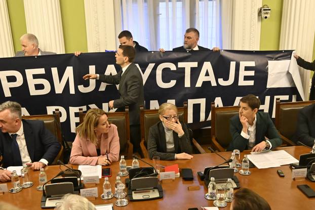 Beograd: Opozicija s transparentima na kolegiju parlamenta kojeg je sazvala Ana Brnabić