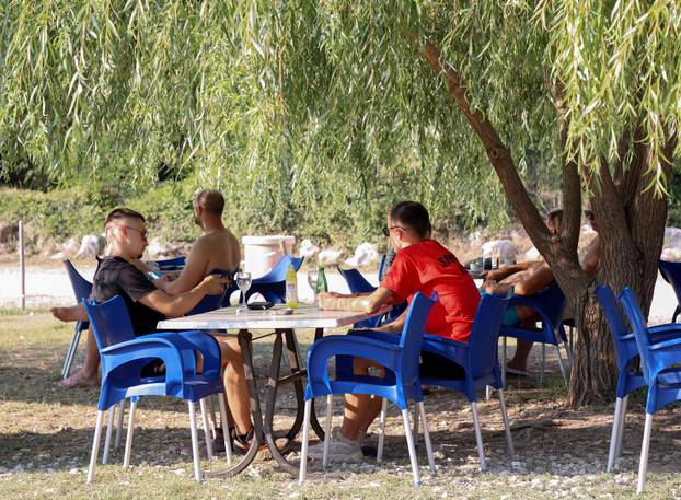 Blato na Cetini: Brojni građani i turisti osvježenje pronašli na Cetini