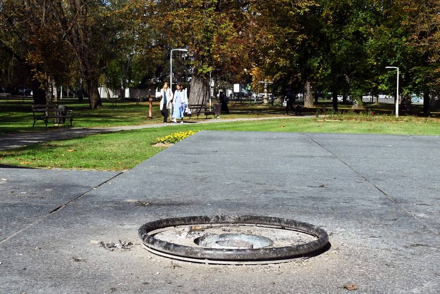 Sisak: Ponovo ugašen vječni plamen kod spomenika poginulim hrvatskim braniteljima