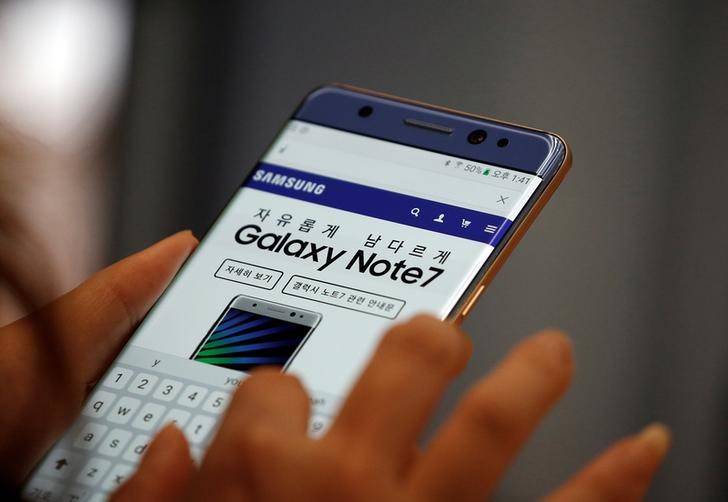 A visitor tries out a Samsung Electronics' Galaxy Note 7 at company's headquarters in Seoul