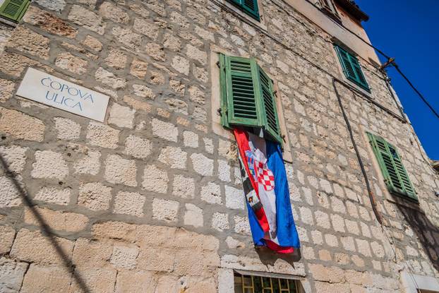 Zastave po Splitu povodom Dana državnosti