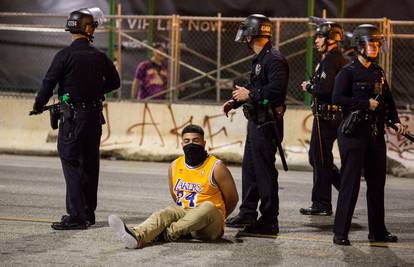 Slavlje LA Lakersa pretvorilo se u potpuni kaos i rat s policijom