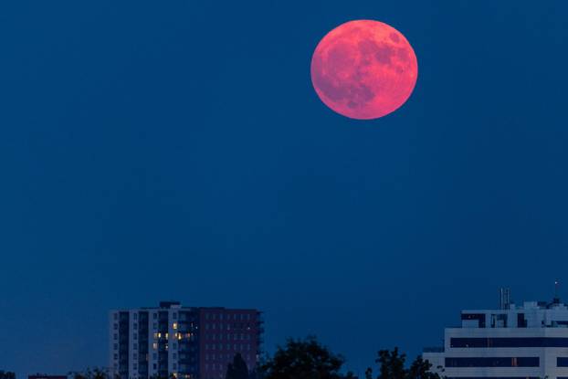 Puni mjesec nad Zagrebom