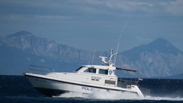 Policijski gliser na moru