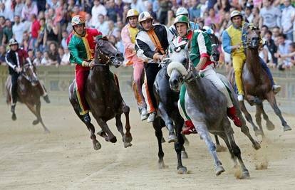 Italija: U Sieni održana najopasnija konjska utrka 