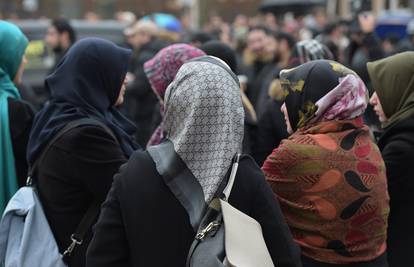 U Berlinu istukli mlade Sirijke, jednoj strgali maramu s glave