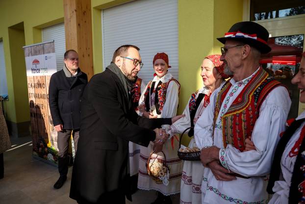 Zagreb: Gradonačelnik Tomislav Tomašević i Luka Korlaet otvorili rekonstruiranu i dograđenu tržnicu Vrapče