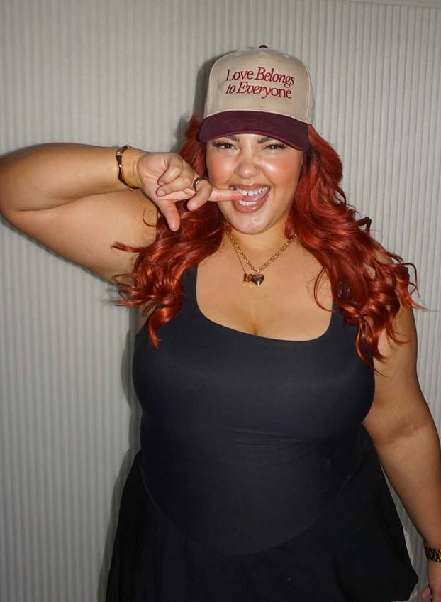 Plus-size influencerica ponosno pokazuje svoje obline: 'Tko se ne bi hvalio ovakvim grudima?'