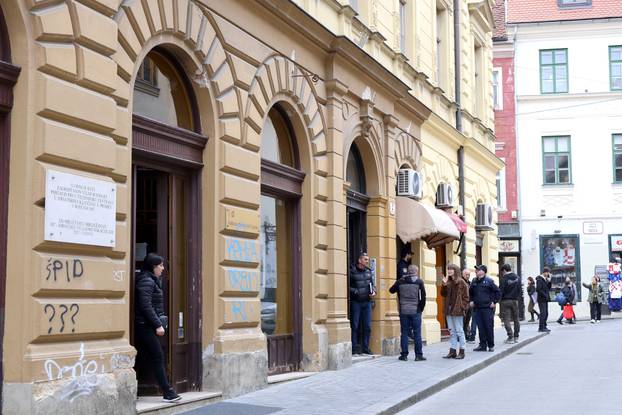 Zagreb: Policijski očevid zbog pljačke zlatarnice na Krvavom mostu