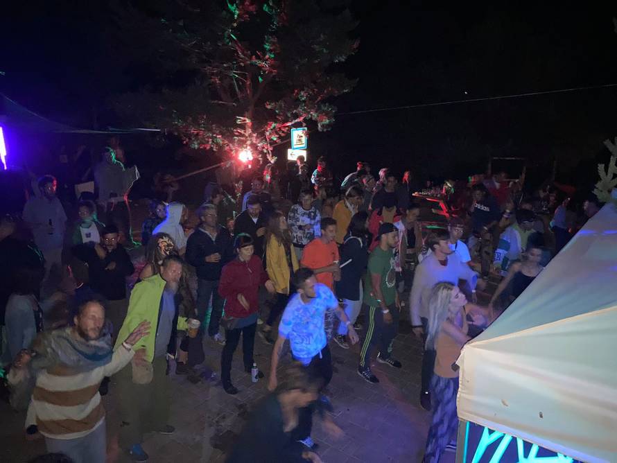 Goli, bosi i u deliriju: Bili smo na psihodeličnom partyju u Lici