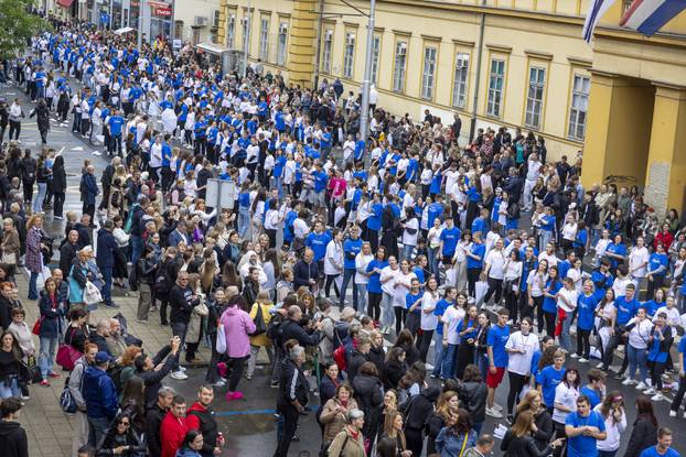 Osječki maturanti unatoč lošem vremenu plesali quadrillu u centru grada