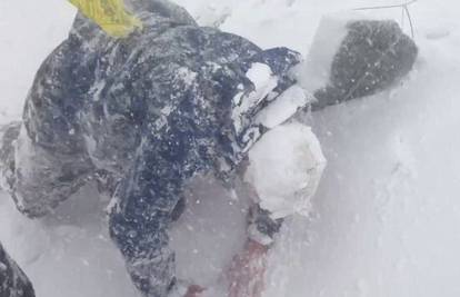 Dramatična snimka: Snježna lavina obrušila se na alpiniste