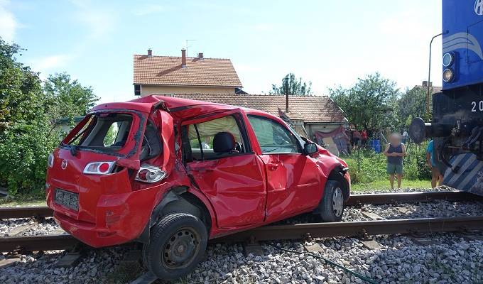 Vlak udario u auto i vukao ga 100 m na pružnom prijelazu