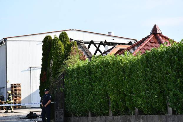 FOTO Izgorjeli skupocjeni auti kraj Požege: Viličarima ih iznosili da spriječe katastrofu