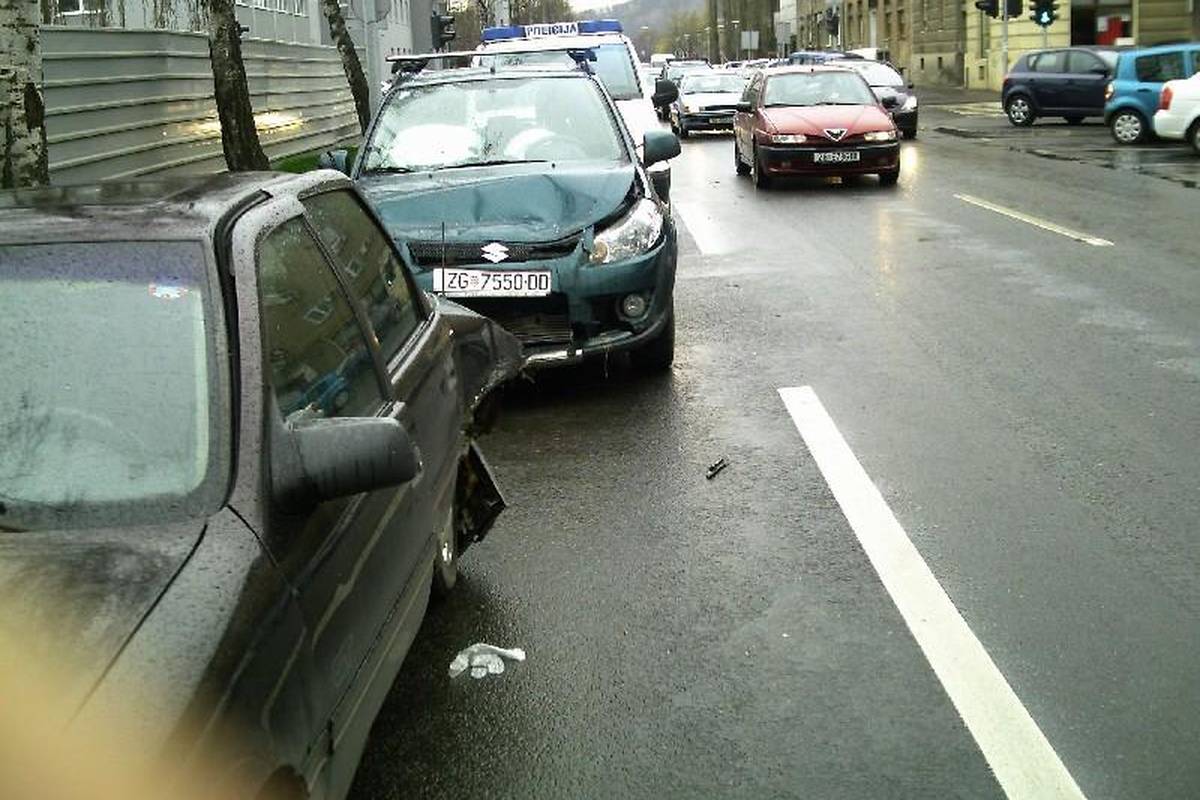Suzukijem se tri puta zaletila u zadnji dio Opela