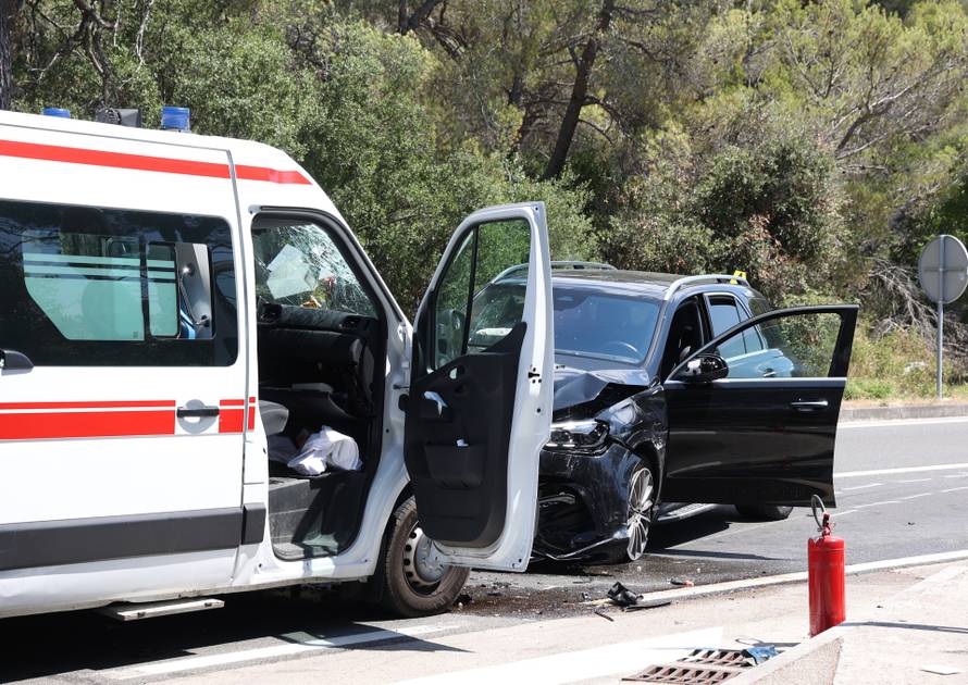 Šibenik: Sudar automobila i vozila saniteta kod Morinjskog mosta, šest osoba prevezeno u bolnicu 