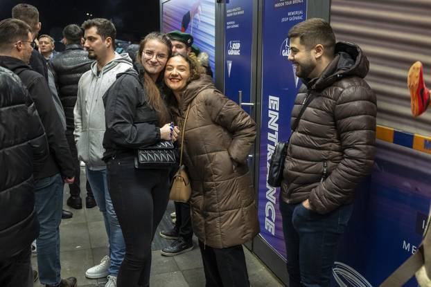 Osijek: Gužva ispred SD Gradski vrt, koncert Thompsona prvi u nizu dvoranskih koncerata.