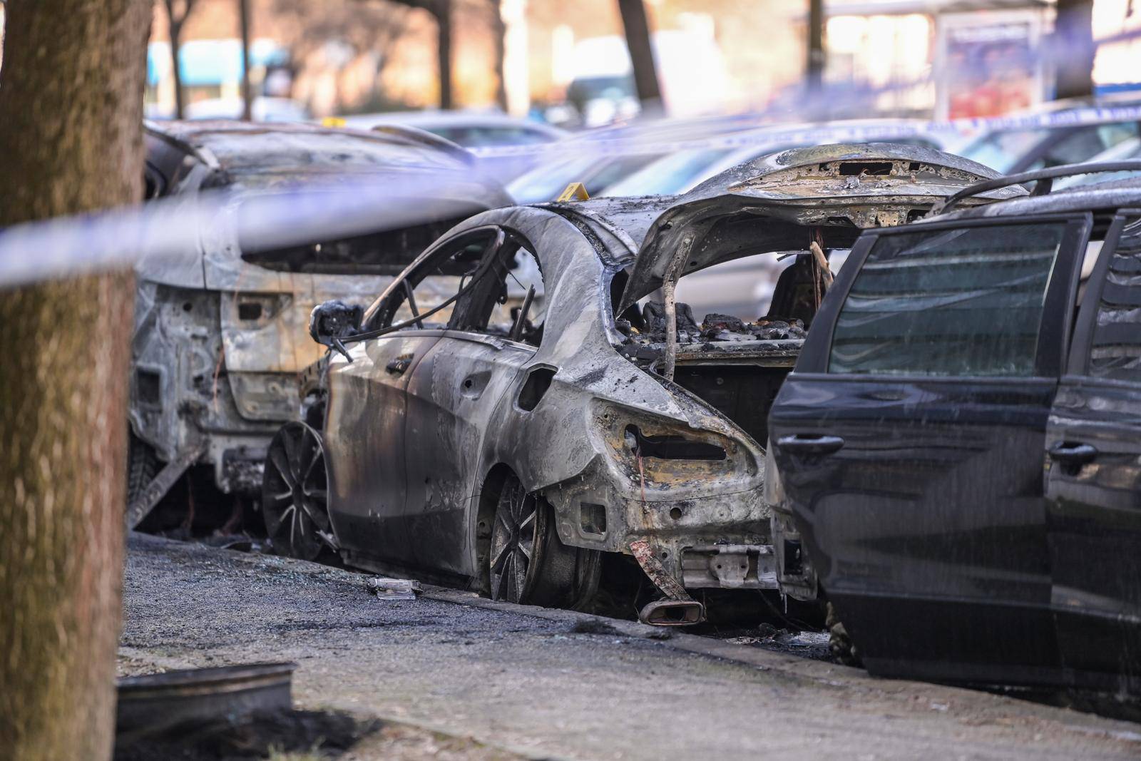 U zagrebačkim Utrinama izgorilo više automobila 