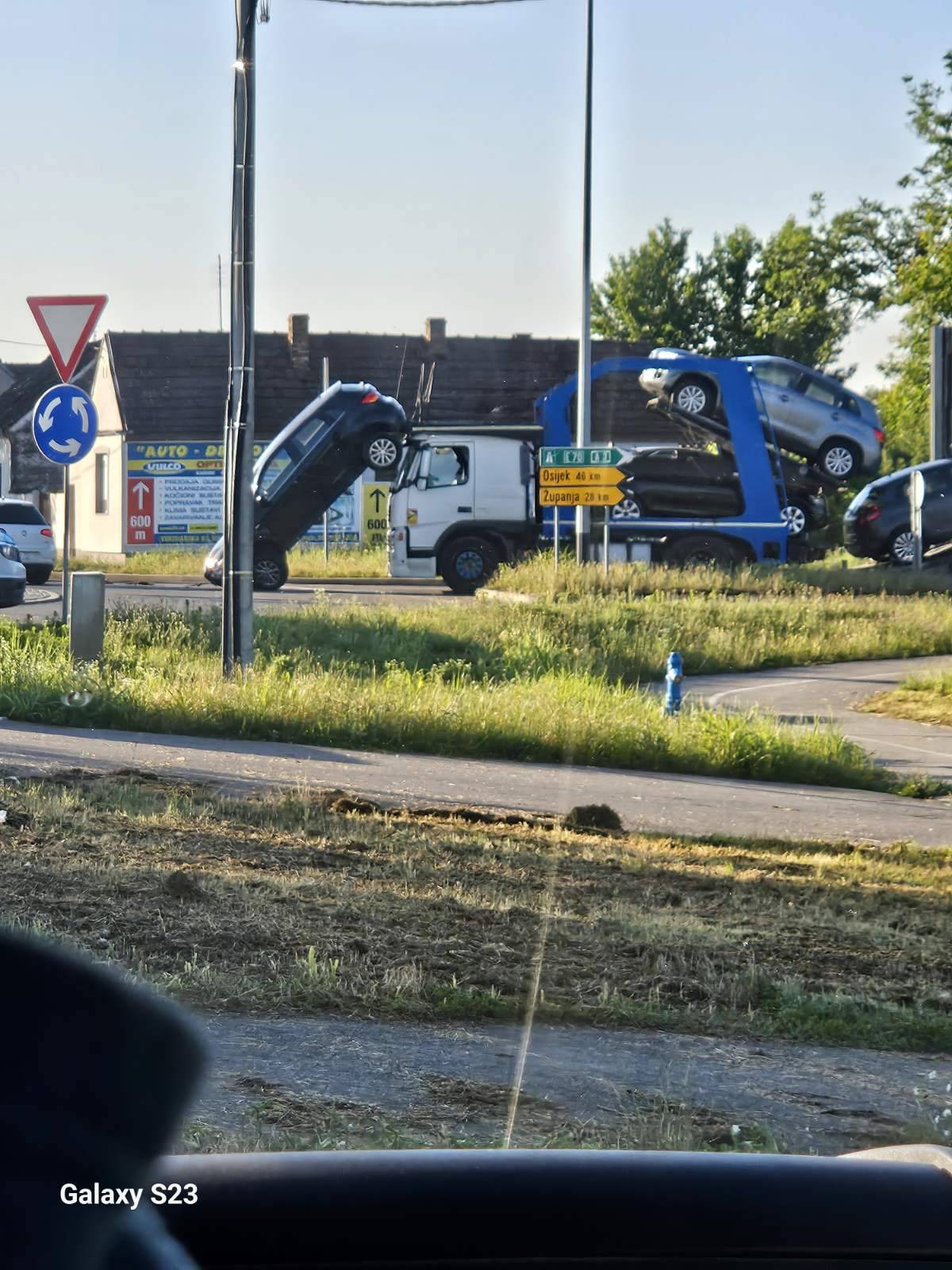 A je to kod Vinkovaca: Auto  kao da su vezali Pat i Mat iz crtića!