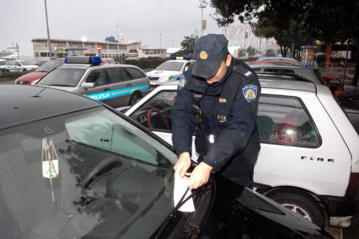 Moram li platiti dnevnu parking kartu koju nisam tražio?