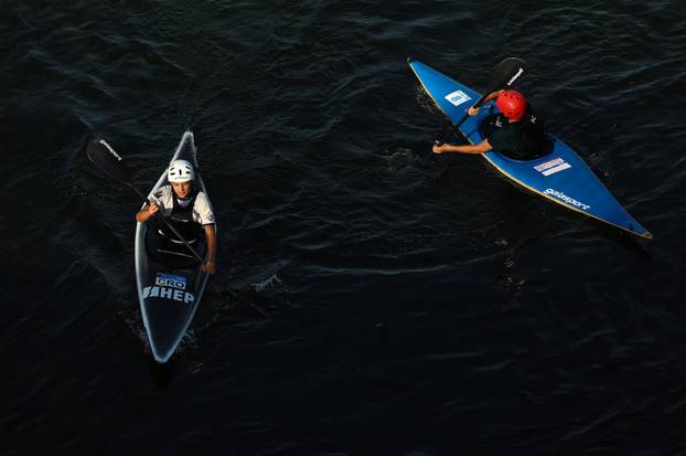 Zagreb: Kajakašice i kajakaši uživaju u Savi čiji je nizak vodostaj otkrio sprudove