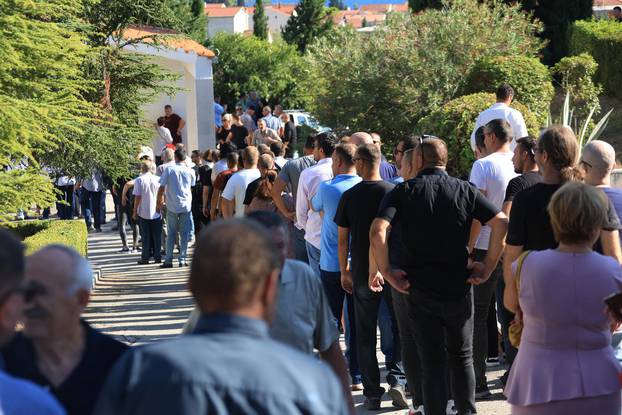 Kaštela: Posljednji ispraćaj Milana Livaje, oca nogometaša Hajduka Marka Livaje