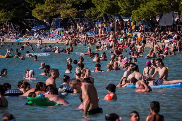 Makarska:  Gužva na glavnoj plaži u Makarskoj