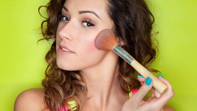 Divne boje lišća: Make-up kao posveta smeđim i zlatnim pigmentima blistavog efekta