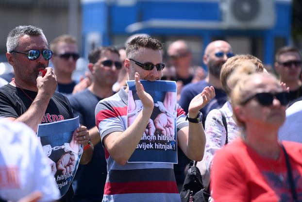 Zagreb: Prosvjed djelatnika Hitne pomoći ispred zatvora u Remetincu