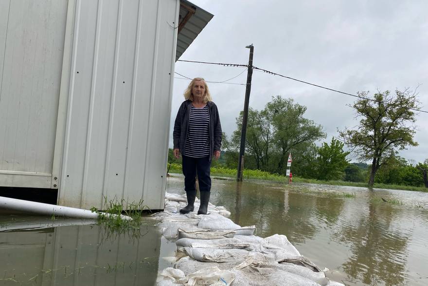 Mira Jajčanin iz Hrvatske Kostajnice poplavu čeka u kontejneru