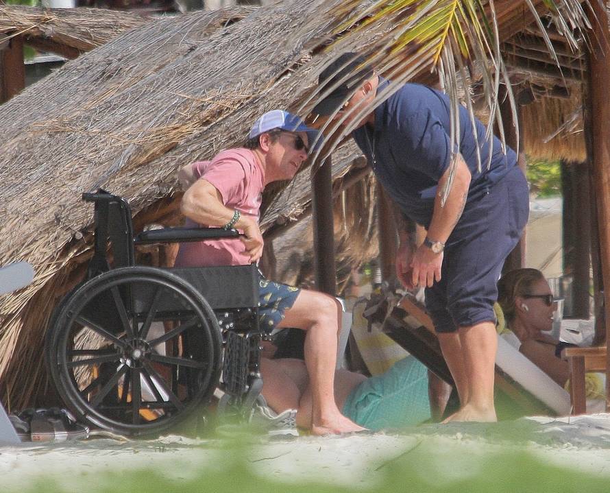 *PREMIUM-EXCLUSIVE* Beloved "Back to the Future" star Michael J. Fox spends New Year in Tulum, Mexico