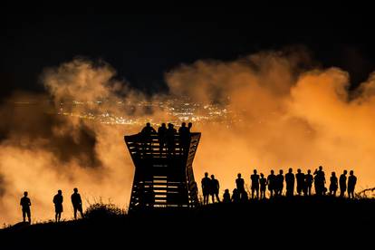 FOTO Vatrenoj stihiji gledaju 'u oči'. Pogledajte stravične scene s požarišta, širi se u dvije fronte