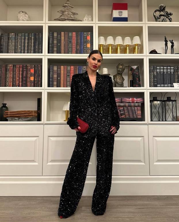 Supruga bivšeg dinamovca je zabljesnula na crvenom tepihu: Hvali se i fotkama u badiću!