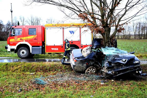 Kozarevac: Vozačica poginula u prometnoj nesreći, automobil se obavio oko stabla