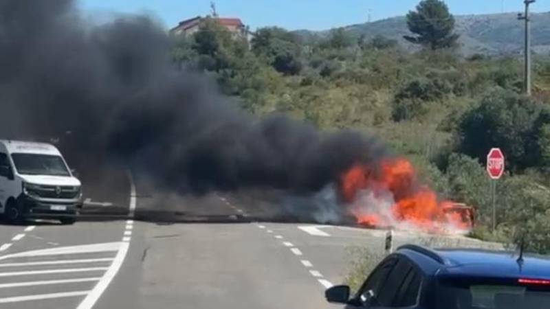 Čeh kamionom oduzeo prednost vozaču auta kod Šibenika: 'Auto je izgorio, mladić (27) se spasio'