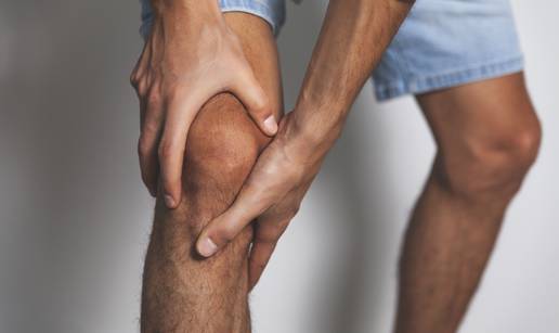 Kupka od gorke soli ili oblog od kurkume i maslinova ulja pomažu kod bolova u koljenu