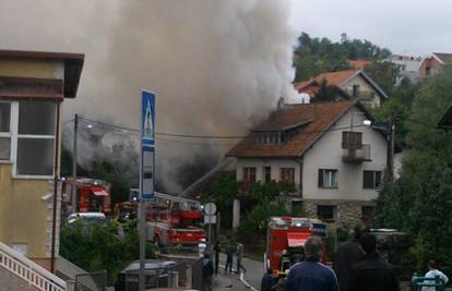 Zagreb: Gori krovište stare kuće, vatrogasci gase požar