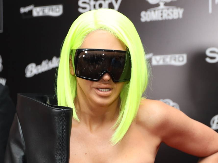 Beograd: Jelena Karleuša neobično odjevena na partyju časopisa Story 