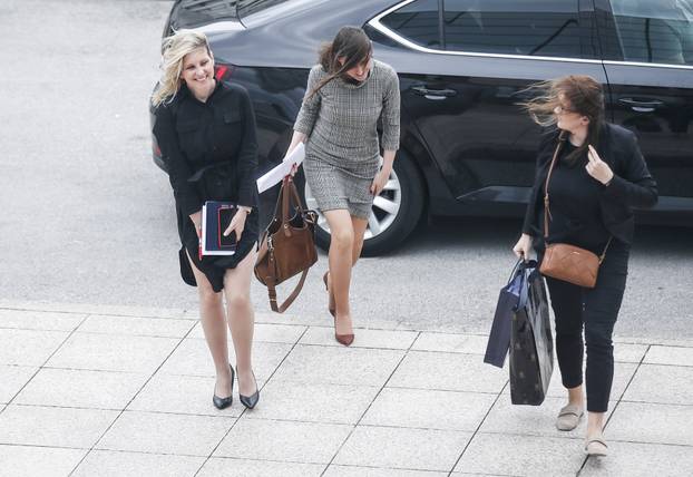 Zagreb: Vjetar se poigrao s haljinama suradnica koje dolaze na sjednicu Vlade RH