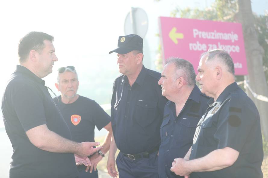 Crni dim nad Kaštelima: Buknuo veliki požar u skladištu Pevexa