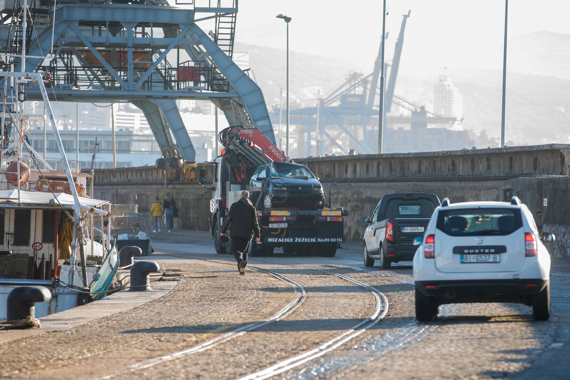 Rijeka: Izvađen automobil iz mora nakon što je vozač zaboravio ručnu kočnicu